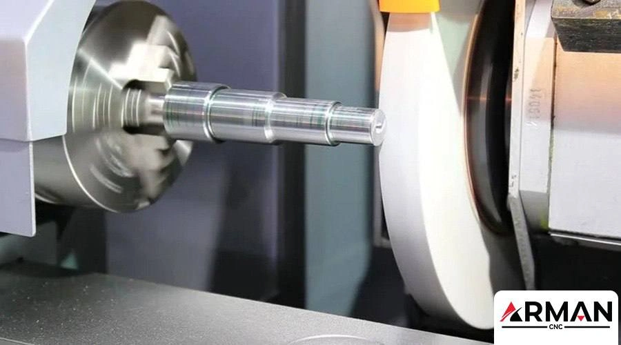 قطعه‌ شفت در حال سنگ‌زنی با دستگاه سنگ محور | آرمان CNC