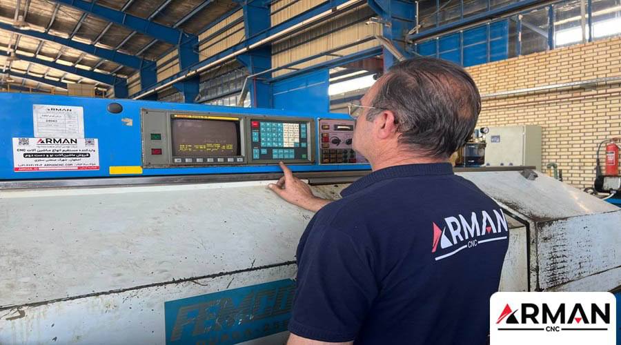 اپراتور در حال کار با کنترلر CNC و تنظیم پارامترهای ماشین | آرمان CNC